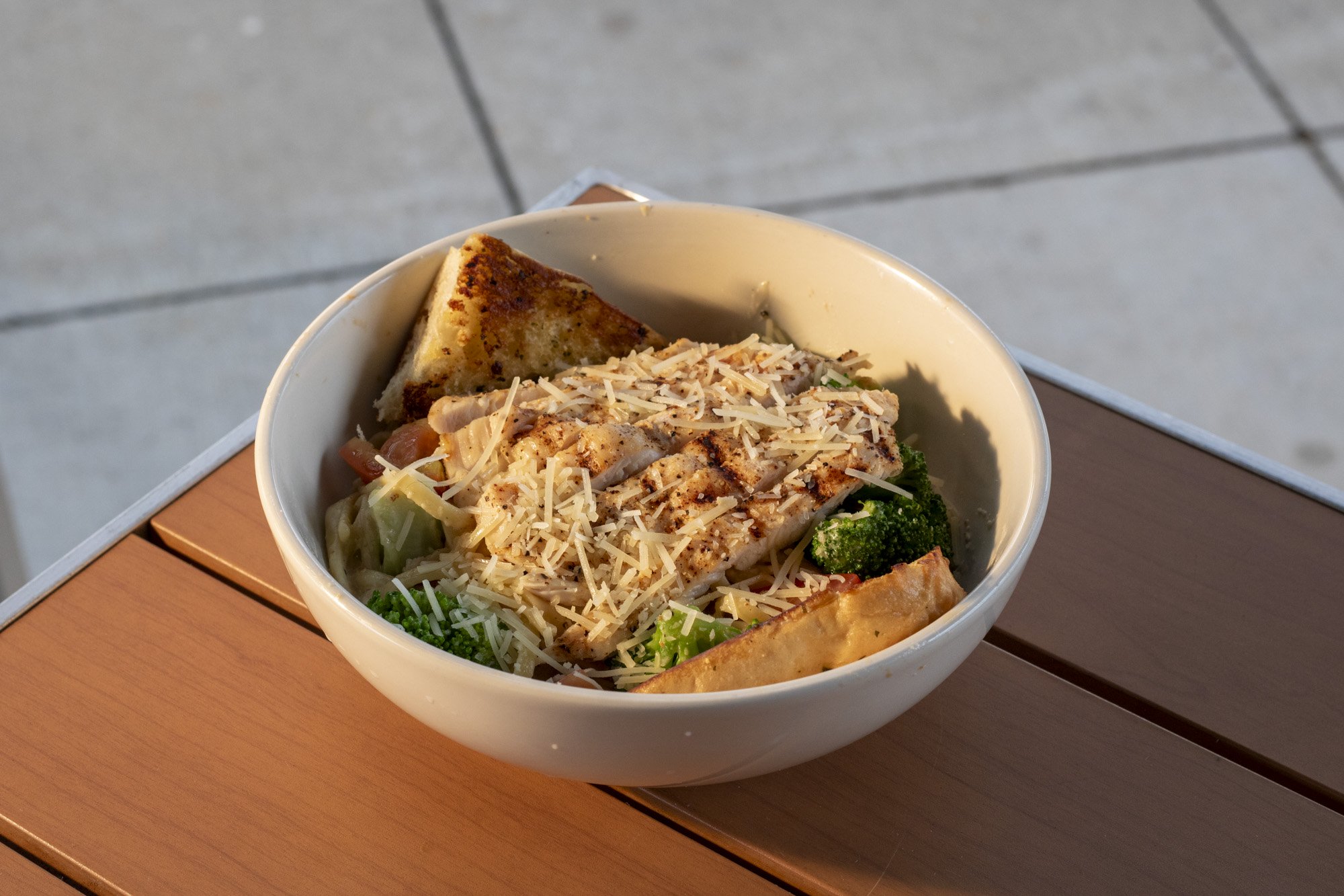 Grilled chicken breast with sauteed broccoli, tomatoes, and linguine pasta tossed in our homemade garlic alfredo sauce and topped with fresh parmesan and garlic bread